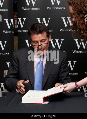 Sebastian Coe Autogrammstunde bei Waterstones in Leadenhall Market, London, heute Mittag (15/11/2012) Stockfoto