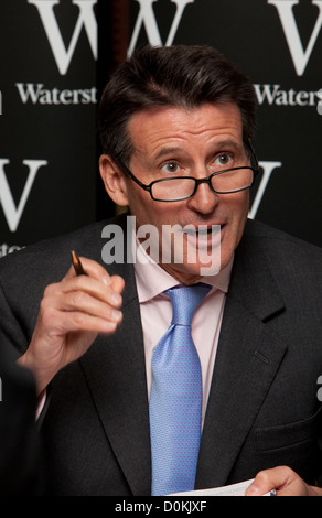 Sebastian Coe Autogrammstunde bei Waterstones in Leadenhall Market, London, heute Mittag (15/11/2012) Stockfoto