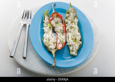 Pimientos, gefüllt mit Tofu und Kräuter aus dem Garten Stockfoto