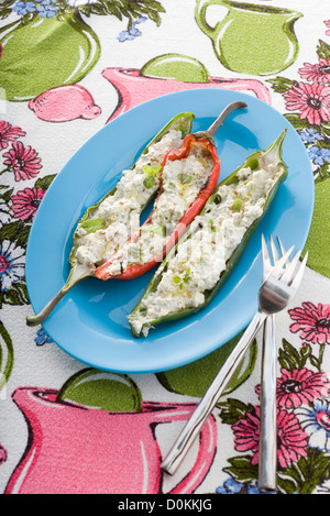 Pimientos, gefüllt mit Tofu und Kräuter aus dem Garten Stockfoto