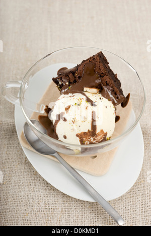 Sonntag-Brownies mit Vanilleeis Stockfoto