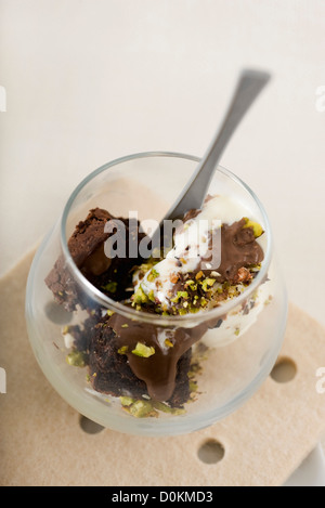 Sonntag-Brownies mit Vanilleeis Stockfoto