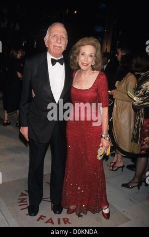 HELEN GURLEY BROWN mit Ehemann David Brown 2001.Vanity Fair Oscar Party im Morton's.k21415ar. (Kredit-Bild: © Andrea Renault/Globe Photos/ZUMAPRESS.com) Stockfoto