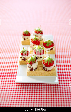 Schokolade getauchte Erdbeeren auf shortbread Stockfoto