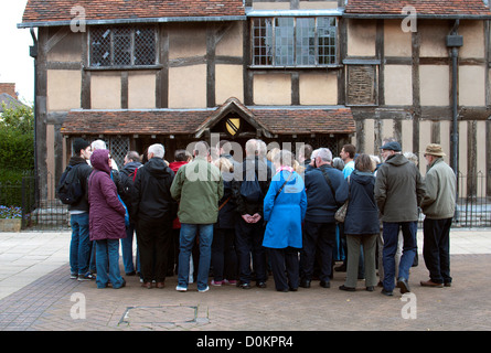 Eine geführte Tour außerhalb Shakespeares Geburtsort Stratford, UK Stockfoto