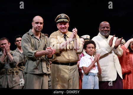 Eric Anderson, Skipp Sudduth, Luka Kain, Helmar Augustus Cooper und Besetzung Closing Night des Lincoln Center Theater Produktion Stockfoto