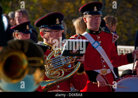 Musiker in der Band des Yorkshire Regiment spielen auf Remembrance Sunday York North Yorkshire England Vereinigtes Königreich GB Großbritannien Stockfoto