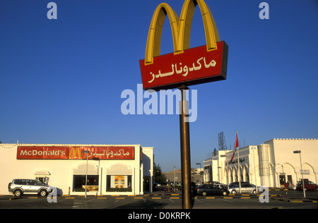 McDonald's-Schild auf Arabisch, Qurum-Muscat Sultanat von Oman Stockfoto