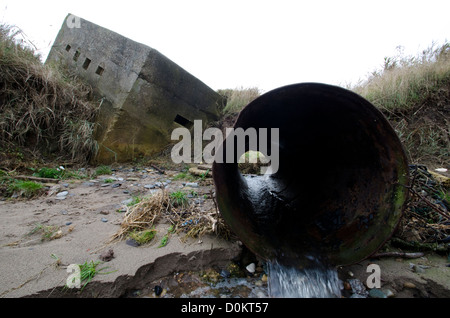 Weltkrieg zwei verlassene Bunker und ausrangierte Stahl Rohr in eine fogbound Küste Landschaft Stockfoto