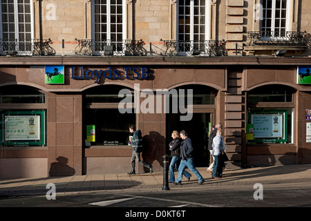 Menschen außerhalb Lloyds TSB Bankfiliale Cambridge Crescent Harrogate North Yorkshire England UK Vereinigtes Königreich GB Großbritannien Stockfoto