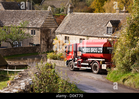 Bereitstellung von Heizöl in den Cotswolds Dorf Duntisbourne Leer, Gloucestershire, UK Stockfoto