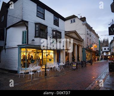 Ansicht der Stadt Fisch Bar auf St. Margarets Straße in Canterbury am Abend. Stockfoto