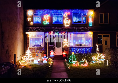 Über die obersten und klebrigen Weihnachtsdekorationen auf ein Wohnhaus in West Thurrock in Essex. Stockfoto