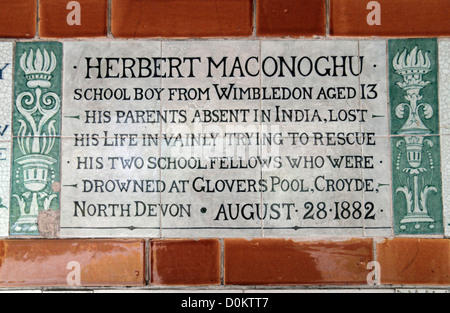 Plaque gewidmet Herbert Maconoghu auf das Denkmal für heroische selbst Opfer, Postman es Park, City of London, UK. Stockfoto