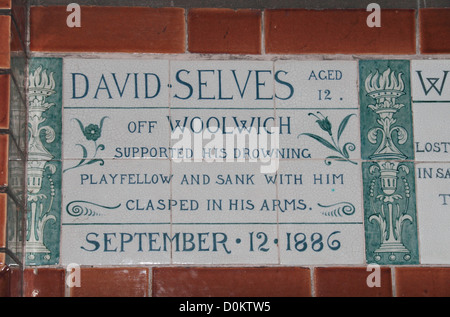 Plaque gewidmet David Selvis auf das Denkmal für heroische selbst Opfer, Postman es Park, City of London, UK. Stockfoto