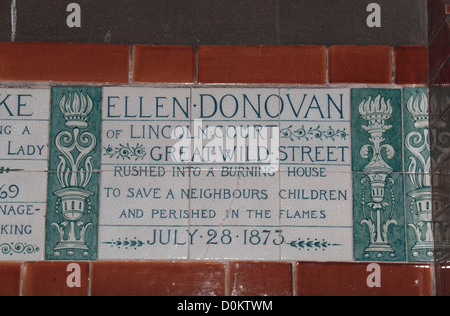 Plaque gewidmet Ellen Donovan auf das Denkmal für heroische selbst Opfer, Postman es Park, City of London, UK. Stockfoto