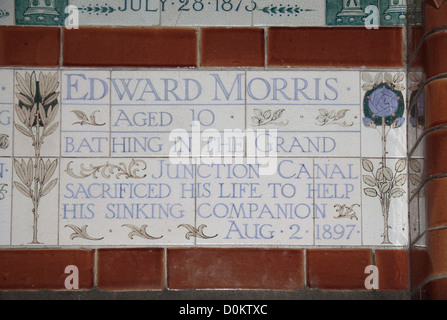 Plaque gewidmet Edward Morris auf das Denkmal für heroische selbst Opfer, Postman es Park, City of London, UK. Stockfoto