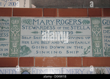 Plaque widmet sich Mary Rogers auf das Denkmal für heroische selbst Opfer, Postman es Park, City of London, UK. Stockfoto