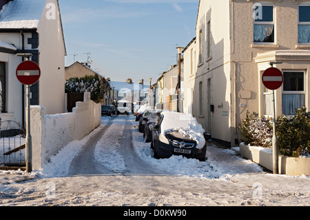 Verschneiten Straßen und Fahrzeuge in Gillingham in Kent. Stockfoto