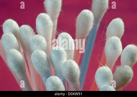 Nahaufnahme von Wattestäbchen vor einem rosa Hintergrund. 36MP Bild Stockfoto