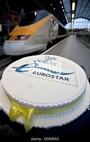 Verkehrsminister Patrick McLoughlin und CEO Eurostar Nicolas Petrovic an 18 von Eurostar Geburtstag feiern, St Pancras Stockfoto