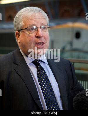 Verkehrsminister Patrick McLoughlin und CEO Eurostar Nicolas Petrovic an 18 von Eurostar Geburtstag feiern, St Pancras Stockfoto