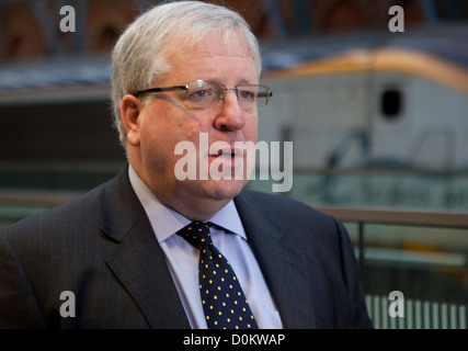 Verkehrsminister Patrick McLoughlin und CEO Eurostar Nicolas Petrovic an 18 von Eurostar Geburtstag feiern, St Pancras Stockfoto