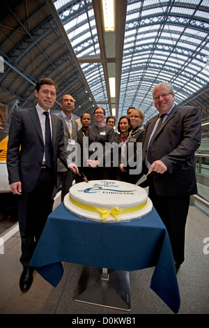 Verkehrsminister Patrick McLoughlin und CEO Eurostar Nicolas Petrovic an 18 von Eurostar Geburtstag feiern, St Pancras Stockfoto