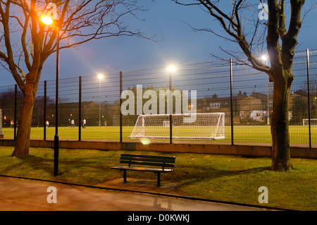 Abends stimmungsvolle Ansicht der Ausgangsbedingungen in Wittington Park. Stockfoto