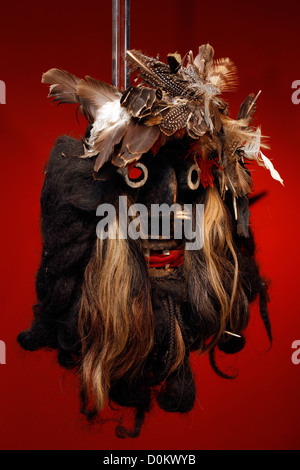 Eine Stammesmaske aus geschnitztem Holz und mit verschiedenen Materialien verziert, darunter Naturfasern, Tierhaare und feathers.used in einer Vielzahl von Zeremonien und Ritualen innerhalb der Dan, Wee auch bekannt als Wè- oder Guéré-Kultur, konzentriert sich auf die westlichen Côte d’Ivoire und Liberia in Afrika Stockfoto