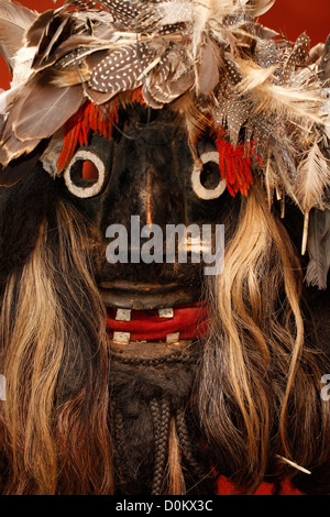 Eine Stammesmaske aus geschnitztem Holz und mit verschiedenen Materialien verziert, darunter Naturfasern, Tierhaare und feathers.used in einer Vielzahl von Zeremonien und Ritualen innerhalb der Dan, Wee auch bekannt als Wè- oder Guéré-Kultur, konzentriert sich auf die westlichen Côte d’Ivoire und Liberia in Afrika Stockfoto