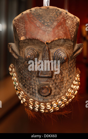 Eine Kuba Helmmaske, die für die Kuba-Bevölkerung von Bedeutung ist, auch bekannt als die Bakuba, die in der Kasai-Region der Demokratischen Republik Kongo lebt. Afrika. Die Maske wird in rituellen Zeremonien, Hofritualen und Einweihungszeremonien für Männer bis zum Erwachsenenalter verwendet und ist typischerweise aus Holz geschnitzt und mit verschiedenen Materialien wie Raffia, Kaurischalen, Perlen und Tierhaaren verziert. Stockfoto
