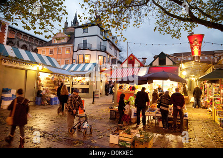 Norwich Market am frühen Herbstabend, am Marktplatz im Stadtzentrum, Norwich, Norfolk East Anglia UK. UK Market Quare. Stockfoto