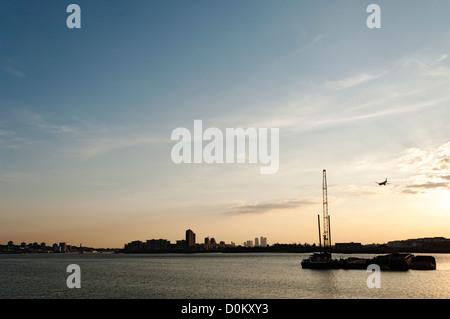 Blick auf die Themse flussaufwärts in Richtung Zentrum von London aus die Thames Path in Woolwich. Stockfoto