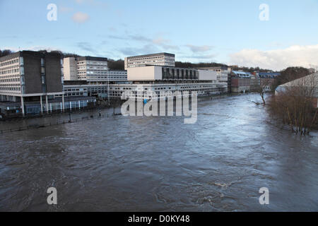 Durham, Großbritannien. 27. November 2012. Fluss Wear überläuft und Überschwemmungen Straße in Durham City neben dem nationalen Ersparnisse und Investitionen Gebäude. Bildnachweis: Washington Imaging / Alamy Live News Stockfoto