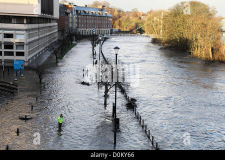 Durham, Großbritannien. 27. November 2012. Polizist prüft Tiefe von Hochwasser, während der Fluss Wear seinen Ufern in Durham City überläuft. Bildnachweis: Washington Imaging / Alamy Live News Stockfoto