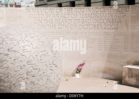 Das Bali Bombardierung Denkmal durch den Churchill War Rooms auf Horse Guard Lane von St. James Park. Stockfoto