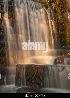 sonnendurchflutetes Wasserfall erschossen im Herbst Stockfoto