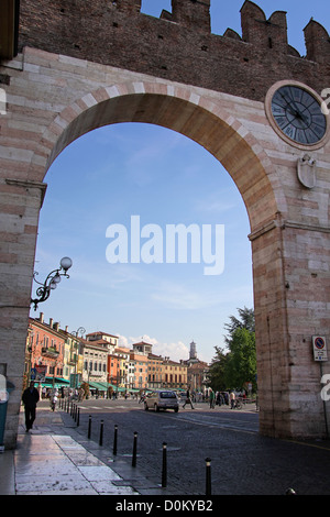 Stadttor an der Piazza Bra in Verona, Veneto, Italien Stockfoto