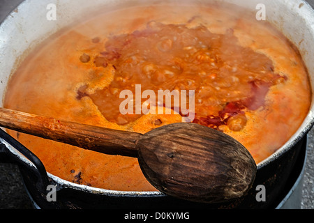 Bohnensuppe, in einem großen Topf auf einer Messe mit traditionellen rumänischen Gerichten zubereitet. Stockfoto