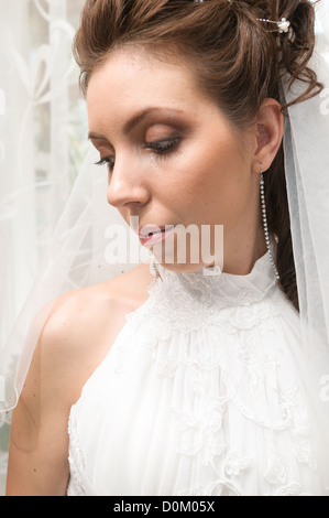Junge Braut vor der Trauung kaukasischen Stockfoto