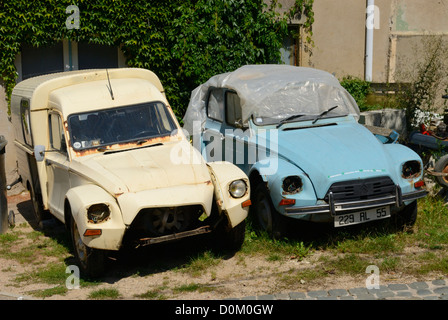 Alt und rostig Citroen Diane Autos, Chemery Les Faulquemont, Moselle, Frankreich Stockfoto