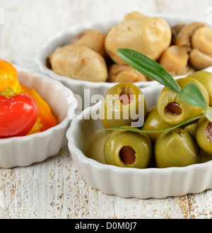 Grün gefüllte Oliven, marinierte Champignons und Paprika Stockfoto