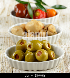 Grün gefüllte Oliven, marinierte Champignons und Paprika Stockfoto