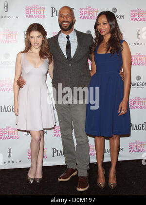 ANNA KENDRICK gemeinsamen ZOE SALDANA 2013 FILM Independent SPIRIT AWARDS - Nominierungen LOS ANGELES Kalifornien USA 27 November 20 Stockfoto