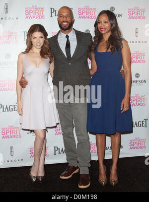 ANNA KENDRICK gemeinsamen ZOE SALDANA 2013 FILM Independent SPIRIT AWARDS - Nominierungen LOS ANGELES Kalifornien USA 27 November 20 Stockfoto