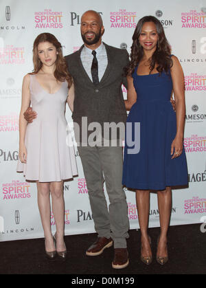 ANNA KENDRICK gemeinsamen ZOE SALDANA 2013 FILM Independent SPIRIT AWARDS - Nominierungen LOS ANGELES Kalifornien USA 27 November 20 Stockfoto