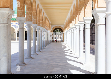 Äußere Details des Innenhofs des tunesischen Präsidenten Habib Bourguiba in Monastir, Tunesien, Afrika. Lange Bögen Korridor Stockfoto