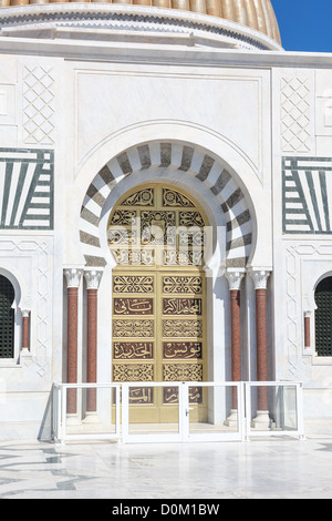 Grand betreten des Gebäudes im Innenhof des Mausoleums des ersten tunesischen Präsidenten Habib Bourguiba in Monastir, Tunesien, Afrika Stockfoto