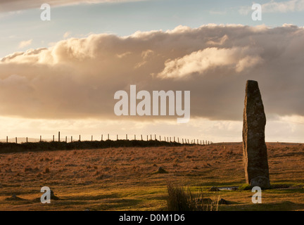 Einzelne Menhir bei Merrivale prähistorische Stätte auf Dartmoor, Devon, UK Stockfoto